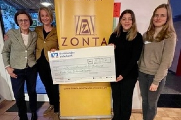 Das Foto zeigt (von links nach rechts) Brigitte Wolfs, Anne-Kathrin Röhm (beide Zonta Club Dortmund Phoenix), Ilda Kolenda und Mara Woeste (Frauenübernachtungsstelle).