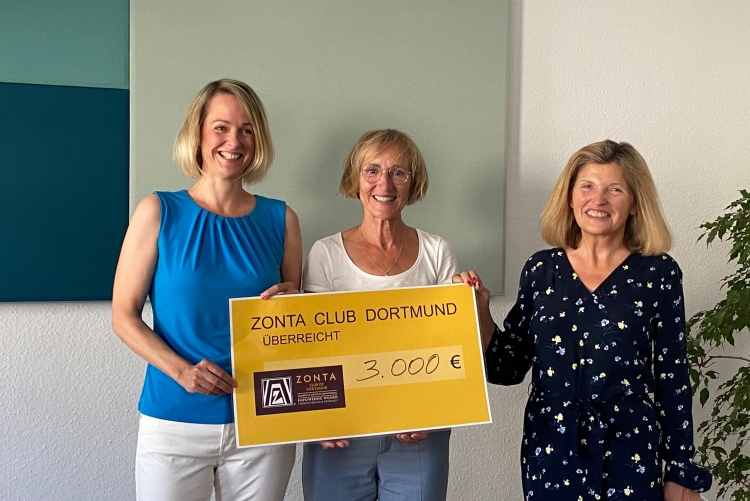 Anne-Katrin Röhm (Präsidentin Zonta Club Phoenix), Rita Willeke (Leiterin Frauenhaus Dortmund), Dr. Ingeborg Koutses (Präsidentin Zonta Club Dortmund)