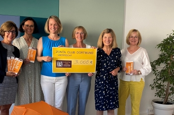 Claudia Vorländer (Zonta Club Dortmund), Britta Bracht (Zonta Club Phoenix), Anne-Katrin Röhm (Präsidentin Zonta Club Phoenix), Rita Willeke (Leiterin Frauenhaus Dortmund), Dr. Ingeborg Koutses (Präsidentin Zonta Club Dortmund), Gabriele Brübach (Zonta Club Dortmund)