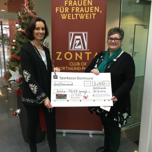 Frau Sabine Bartz, Sparkasse Dortmund / Gemeinwohlstiftung, überreicht den Scheck an Britta Bracht, Präsidentin Zonta Club Dortmund Phoenix.